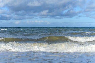 Fransa 'nın Atlantik kıyılarında deniz dalgaları