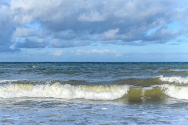 Fransa 'nın Atlantik kıyılarında deniz dalgaları