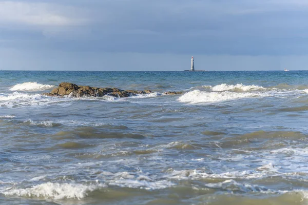 Fransa 'nın Atlantik kıyılarında deniz dalgaları