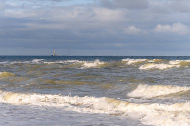 Fransa 'nın Atlantik kıyılarında deniz dalgaları