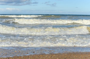 Fransa 'nın Atlantik kıyılarında deniz dalgaları