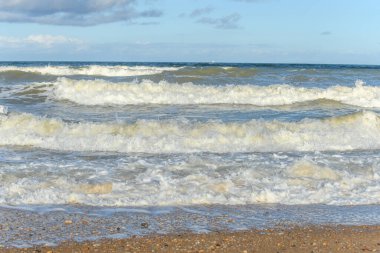 Fransa 'nın Atlantik kıyılarında deniz dalgaları
