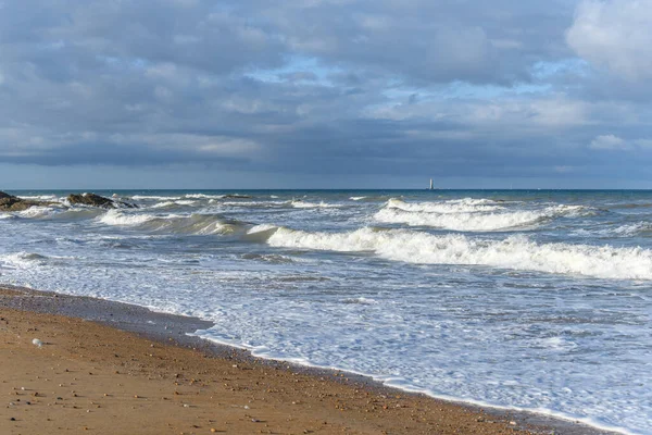 Fransa 'nın Atlantik kıyılarında deniz dalgaları