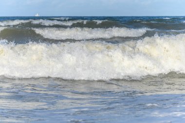 Fransa 'nın Atlantik kıyılarında deniz dalgaları