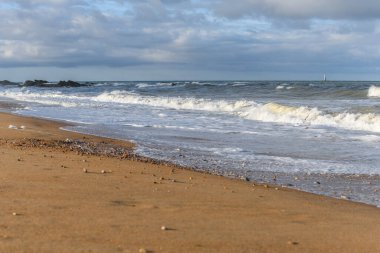 Fransa 'nın Atlantik kıyılarında deniz dalgaları