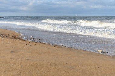 Fransa 'nın Atlantik kıyılarında deniz dalgaları