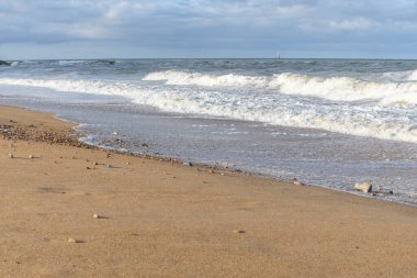 Fransa 'nın Atlantik kıyılarında deniz dalgaları
