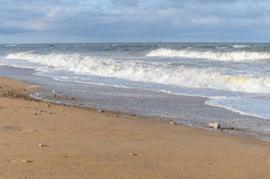 Fransa 'nın Atlantik kıyılarında deniz dalgaları