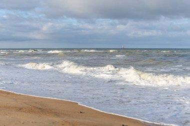 Fransa 'nın Atlantik kıyılarında deniz dalgaları