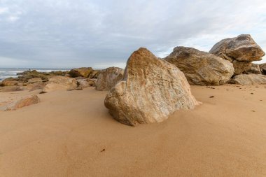 Fransa 'da bir yaz sabahı, kayaların arasında kumsal