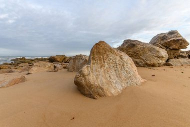 Fransa 'da bir yaz sabahı, kayaların arasında kumsal