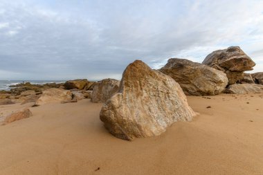 Fransa 'da bir yaz sabahı, kayaların arasında kumsal