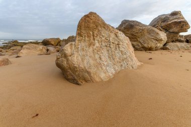 Fransa 'da bir yaz sabahı, kayaların arasında kumsal