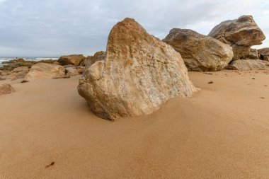 Fransa 'da bir yaz sabahı, kayaların arasında kumsal