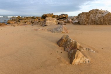 Fransa 'da bir yaz sabahı, kayaların arasında kumsal