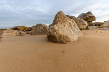 Fransa 'da bir yaz sabahı, kayaların arasında kumsal