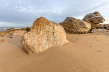 Fransa 'da bir yaz sabahı, kayaların arasında kumsal