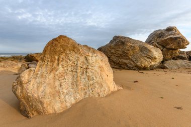 Fransa 'da bir yaz sabahı, kayaların arasında kumsal