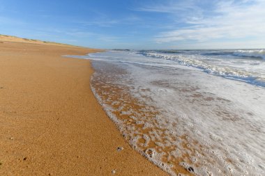 Fransa 'da Atlantik Okyanusu sahilinde deniz köpüğü..