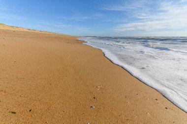 Fransa 'da Atlantik Okyanusu sahilinde deniz köpüğü..