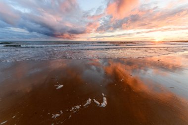Atlantik Okyanusu 'nda güneş batıyor. Fransa' da turuncu plaj ve gökyüzü var..