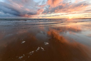 Atlantik Okyanusu 'nda güneş batıyor. Fransa' da turuncu plaj ve gökyüzü var..