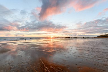 Atlantik Okyanusu 'nda güneş batıyor. Fransa' da turuncu plaj ve gökyüzü var..