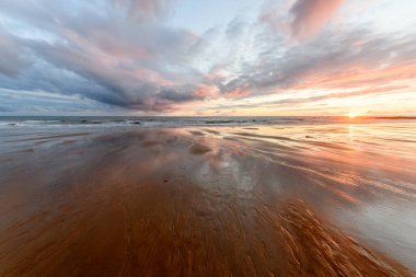 Atlantik Okyanusu 'nda güneş batıyor. Fransa' da turuncu plaj ve gökyüzü var..