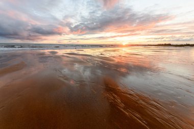 Atlantik Okyanusu 'nda güneş batıyor. Fransa' da turuncu plaj ve gökyüzü var..