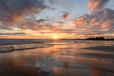 Atlantik Okyanusu 'nda güneş batıyor. Fransa' da turuncu plaj ve gökyüzü var..