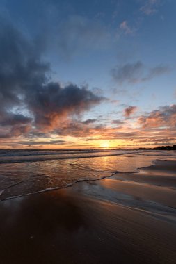 Atlantik Okyanusu 'nda güneş batıyor. Fransa' da turuncu plaj ve gökyüzü var..