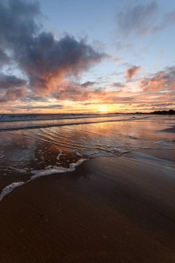 Atlantik Okyanusu 'nda güneş batıyor. Fransa' da turuncu plaj ve gökyüzü var..