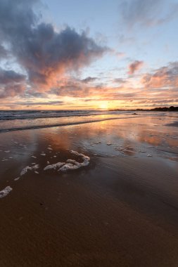 Atlantik Okyanusu 'nda güneş batıyor. Fransa' da turuncu plaj ve gökyüzü var..