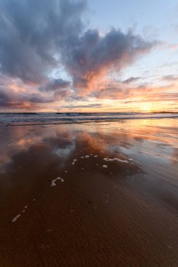 Atlantik Okyanusu 'nda güneş batıyor. Fransa' da turuncu plaj ve gökyüzü var..