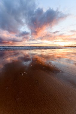 Atlantik Okyanusu 'nda güneş batıyor. Fransa' da turuncu plaj ve gökyüzü var..