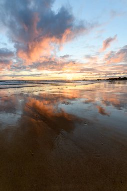 Atlantik Okyanusu 'nda güneş batıyor. Fransa' da turuncu plaj ve gökyüzü var..
