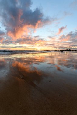 Atlantik Okyanusu 'nda güneş batıyor. Fransa' da turuncu plaj ve gökyüzü var..