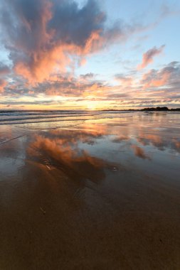 Atlantik Okyanusu 'nda güneş batıyor. Fransa' da turuncu plaj ve gökyüzü var..