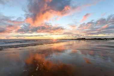Atlantik Okyanusu 'nda güneş batıyor. Fransa' da turuncu plaj ve gökyüzü var..