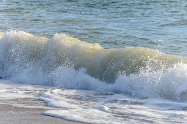 Fransız sahilindeki okyanusta Sables d 'olonne yakınlarında güzel bir deniz dalgası..