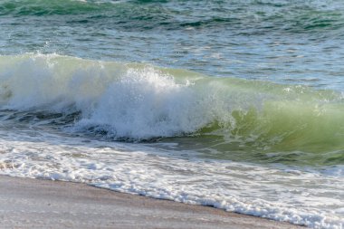 Fransız sahilindeki okyanusta Sables d 'olonne yakınlarında güzel bir deniz dalgası..