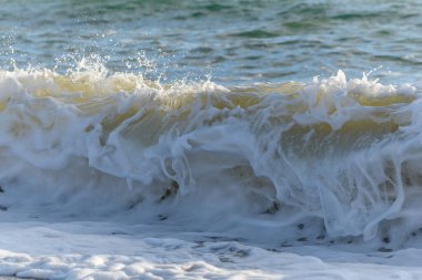 Fransız sahilindeki okyanusta Sables d 'olonne yakınlarında güzel bir deniz dalgası..