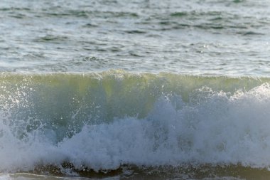Fransız sahilindeki okyanusta Sables d 'olonne yakınlarında güzel bir deniz dalgası..