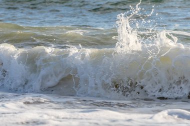 Fransız sahilindeki okyanusta Sables d 'olonne yakınlarında güzel bir deniz dalgası..
