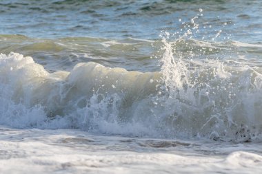 Fransız sahilindeki okyanusta Sables d 'olonne yakınlarında güzel bir deniz dalgası..