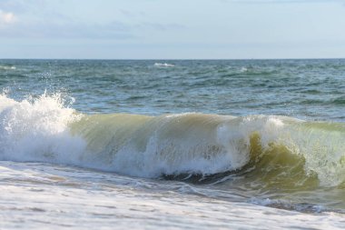 Fransız sahilindeki okyanusta Sables d 'olonne yakınlarında güzel bir deniz dalgası..