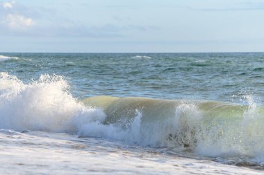 Fransız sahilindeki okyanusta Sables d 'olonne yakınlarında güzel bir deniz dalgası..