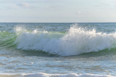 Fransız sahilindeki okyanusta Sables d 'olonne yakınlarında güzel bir deniz dalgası..