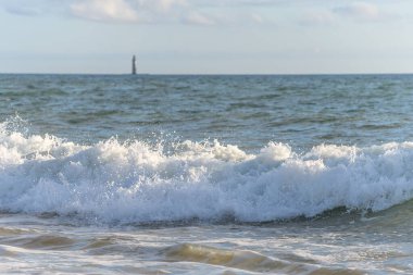 Fransız sahilindeki okyanusta Sables d 'olonne yakınlarında güzel bir deniz dalgası..