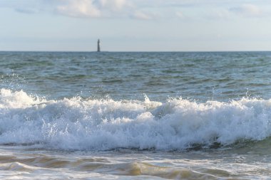 Fransız sahilindeki okyanusta Sables d 'olonne yakınlarında güzel bir deniz dalgası..